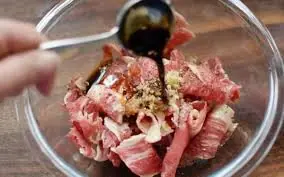 เนื้อวัวและเนื้อวัวปรุงรสด้วยมูสลี "knife more dang": การหมักด้วยวิธีนี้จะทำให้เนื้อละลาย การผัดจะม