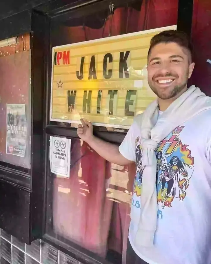 Một cô gái trẻ đã giành mất chỗ ngồi của anh ta bên cửa sổ máy bay. Nghiệp chướng ập đến như tên lửa. Một chàng trai trẻ đã trả thù mà không cần phải làm gì cả.