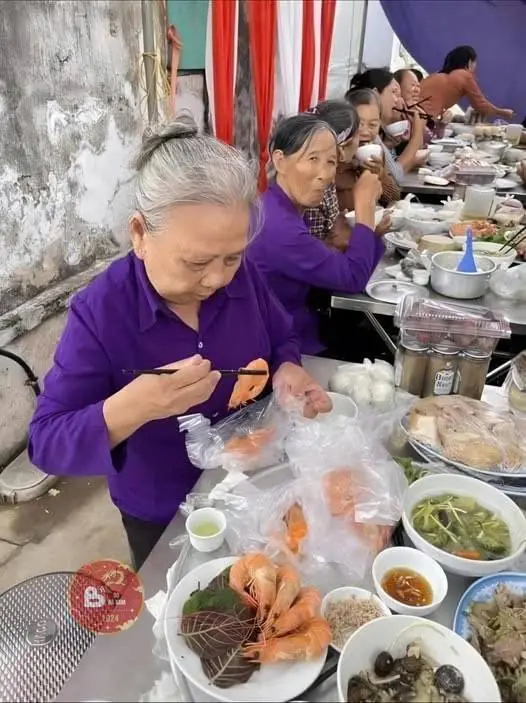 พาแม่สามีไปงานแต่งที่กลางศูนย์ใหญ่ที่สุดในเมือง แม่นำถุงพลาสติกติดตัว...