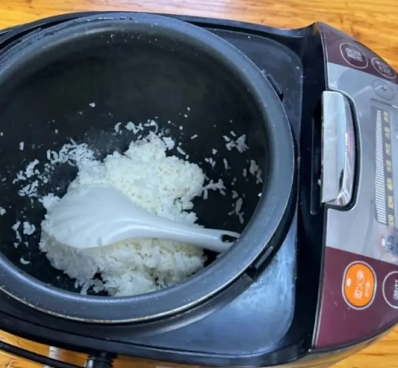 ข้าวที่ทิ้งไว้ในหม้อหุงข้าวข้ามคืนกินได้ไหม? ตกใจกับคำตอบ