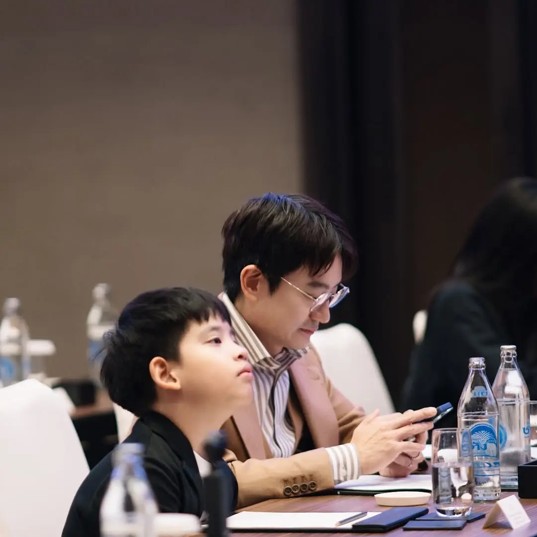 "น้องอลัน" ลูกชาย "หมอโอ๊ค" ภาพน่ารักนั่งฟังบรรยายช็อตโน้ตอย่างตั้งใจ ออร่าว่าที่คุณหมอจริ