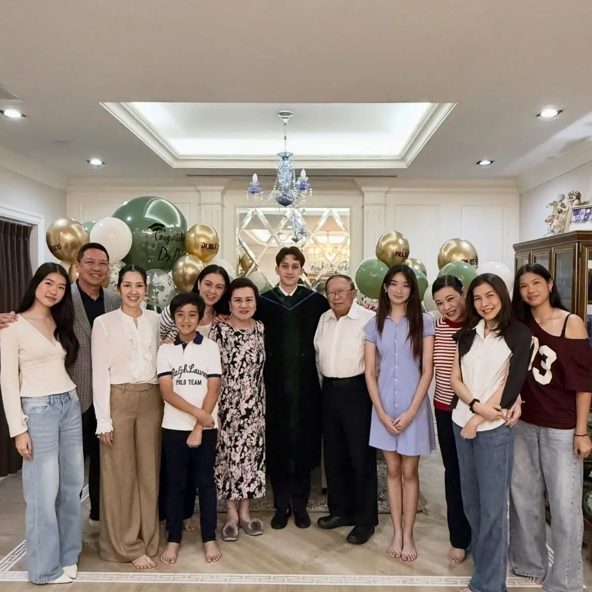 "กบ สุวนันน์-น้องณดา" ร่วมฉลองปริญญากับ "หมอปุณณ" ครอบครัวปุณณกันต์อบอุ่นมาก
