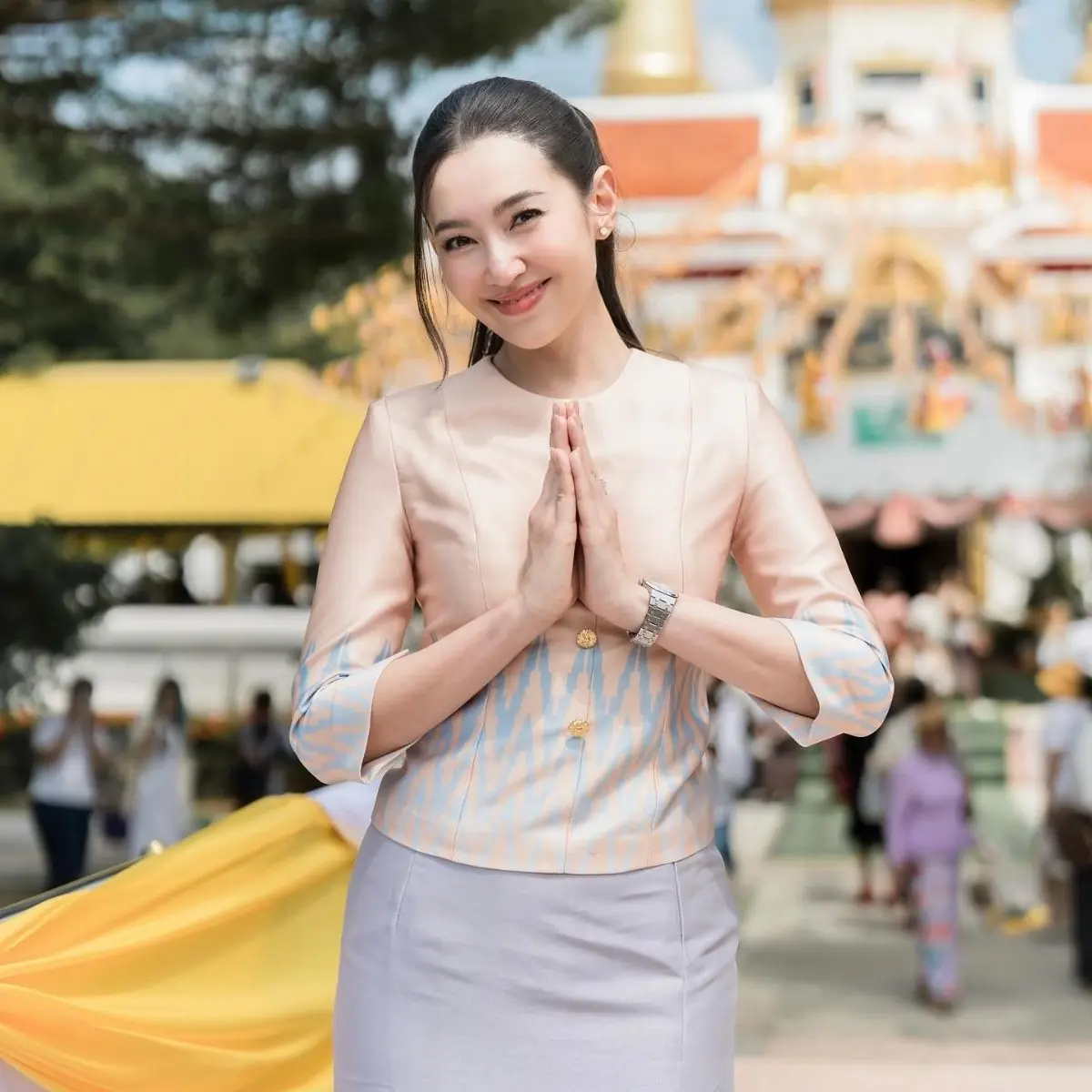 มาแล้ว "เบลล่า" งดงามร่วมบุญกฐิน แฟนคลับจดเลขเด็ดเลขสวยกันยกใหญ่