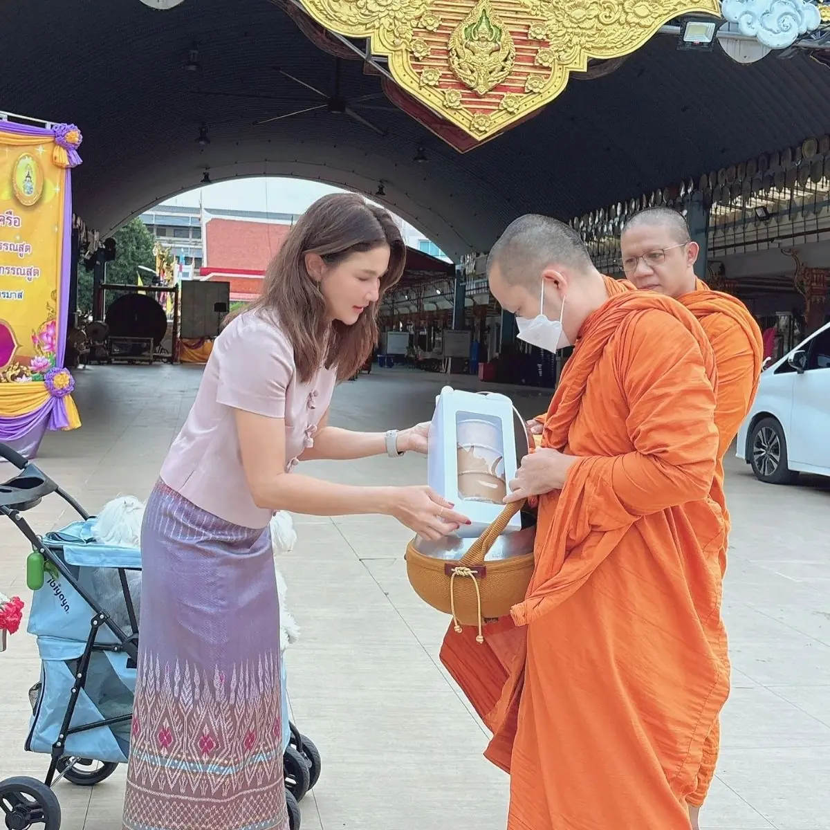 "แอน สิเรียม" นุ่งซิ่นทำบุญวันเกิด สวยหน้าเด็กมาก แทบลืมอายุจริงไปแล้ว