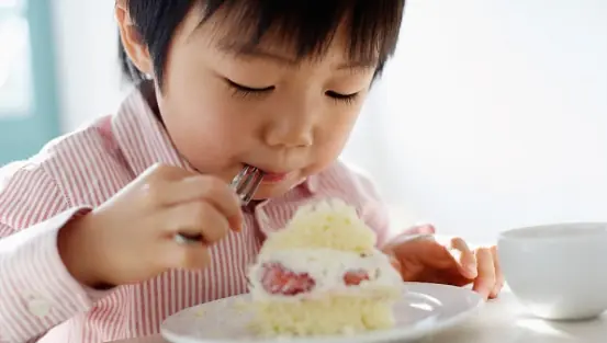 พ่อร่ำไห้ใจพัง ฆ่..าลูกสาวไม่รู้ตัว "ขนมหวาน" ทำให้กินทุกวัน ต้นเหตุมะเร็งไต ดับสลด 8 ขวบ