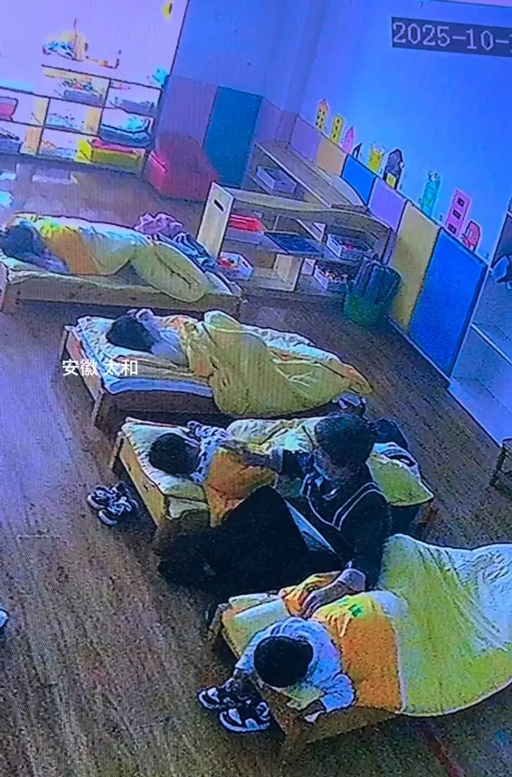 เปิดกล้องตอนเที่ยง ผปค.อึ้งกับภาพที่เห็นในห้องเรียนอนุบาล "ไม่น่าเชื่อเลย!"