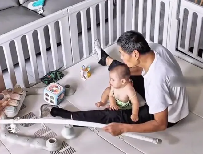 ลูกสะใภ้จึงออกไปขอให้พ่อสามีอยู่บ้านดูแลลูก 30 นาทีต่อมา เธอจึงเช็คกล้องและเห็นภาพที่เธอ