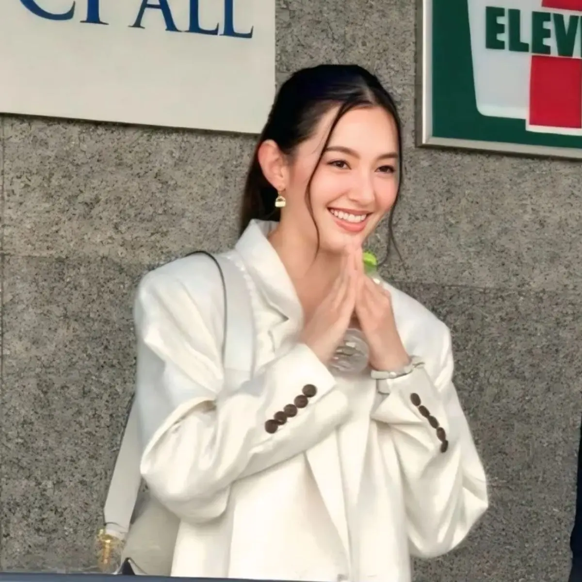 "เบลล่า" ตำแหน่งบิ๊กบอสคนสวย ขึ้นแท่นเจ้าของแบรนด์ผ้าอนามัย เก่งสมกับเป็นว่าที่สะใภ้เครื