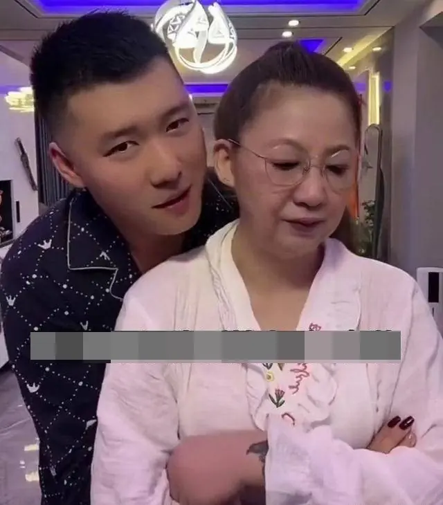 ชายวัย 28 ปีตัดสินใจแต่งงานกับภรรยาวัย 50 ปี แม้ครอบครัวจะคัดค้าน หลังจากแต่งงาน ภรรยาก็มอบบ