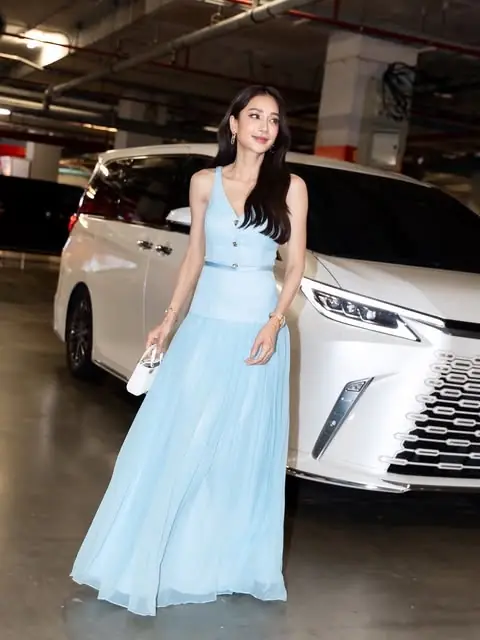 "เนย โชติกา" ประกาศขายรถหรูของตัวเอง สวยสะดุดตา สภาพใหม่มาก