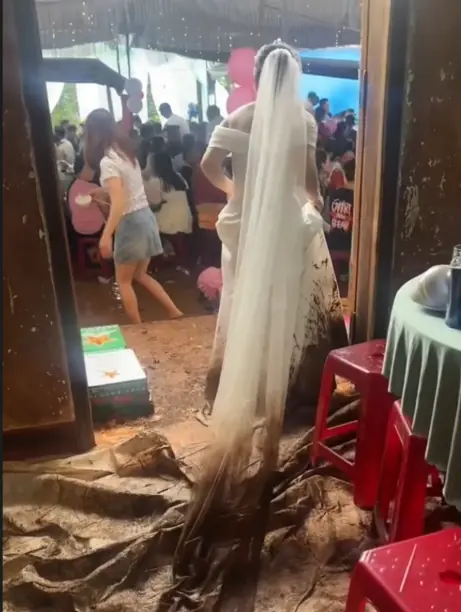 เจ้าสาวลุยโคลนวันวิวาห์ ชุดเละถึงขั้นต้องทิ้ง ร้านเช่ามาตอบแล้ว ได้ใจไปเต็ม ๆ