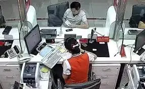 ใจระทึก! ชายเข้าธนาคารยื่น กระดาษใจความ "ช่วยผมด้วย"