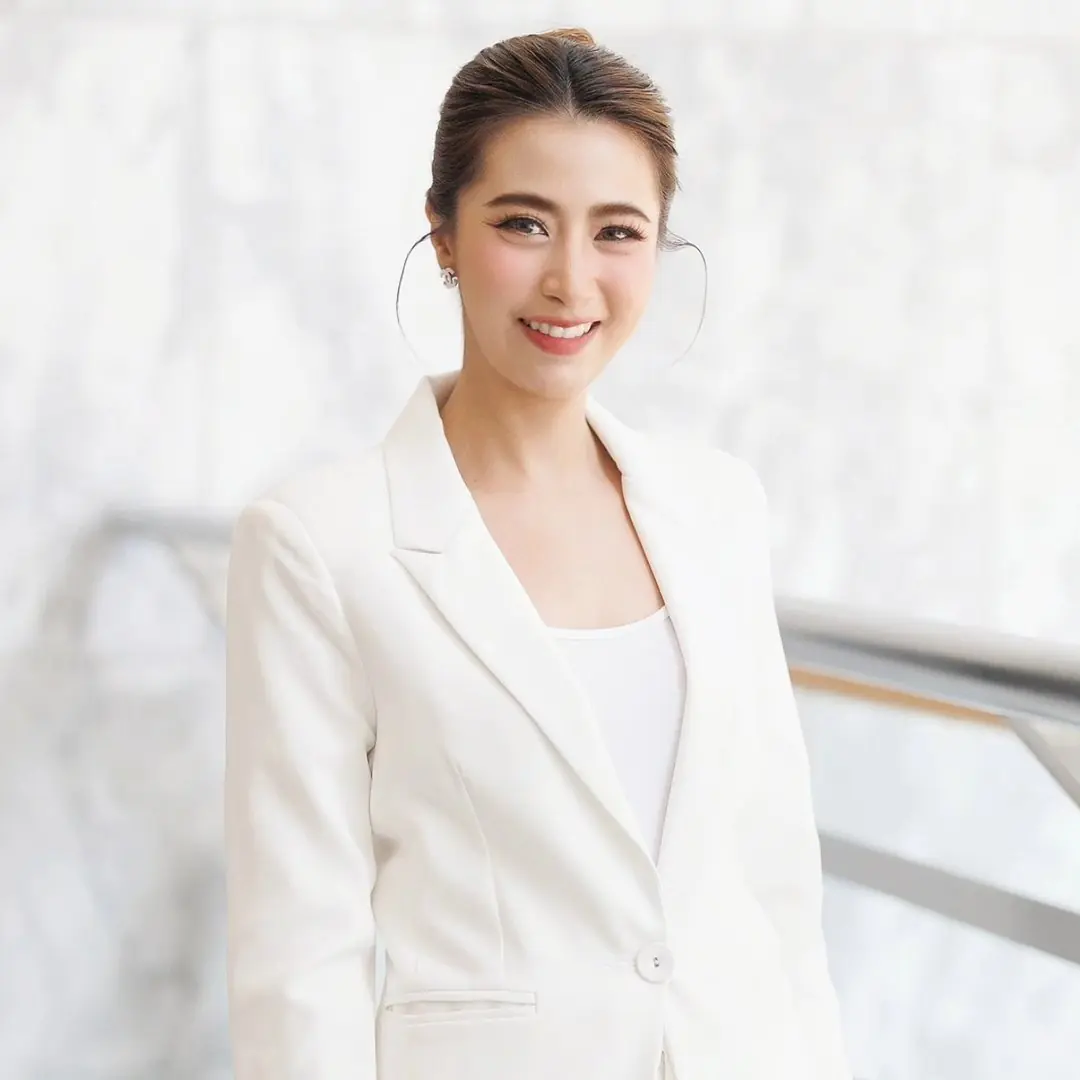 รู้จัก "เฟิร์น สุชาดา" ผู้ประกาศข่าวคนใหม่ "สรยุทธ" ดึงอ่านข่าวแทน "น้องไบรท์"