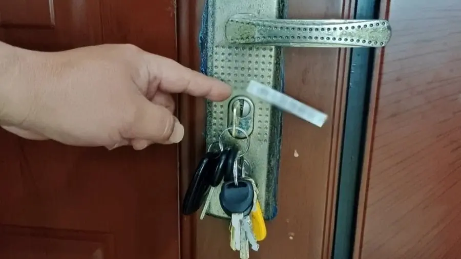 ทำไมคุณถึงควรเสียบกุญแจไว้ที่ประตูก่อนเข้านอน?