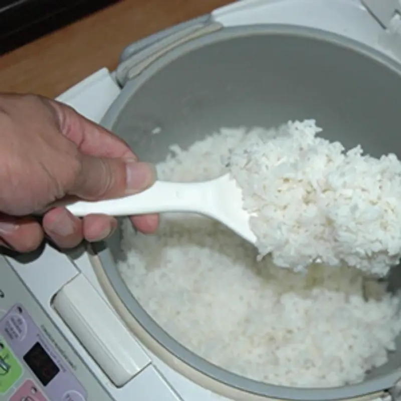 ระวัง! การอุ่นข้าวเย็นกินซ้ำอาจไม่ปลอดภัยอย่างที่คิด ถ้ารู้สิ่งนี้คงไม่มีใครกล้าทำอีกแน