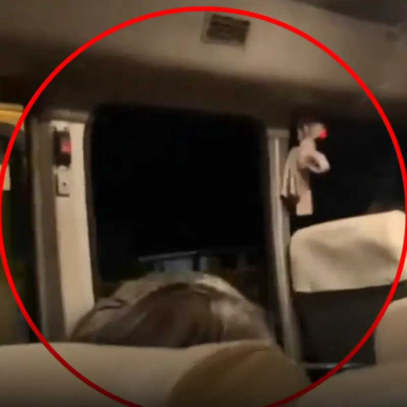 สาวโพสต์คลิปร้องเรียน! เจอคนขับรถตู้พฤติกรรมสุดแย่ ไม่ยอมปิดประตู ทำเอาหวาดเสียวตลอดทาง