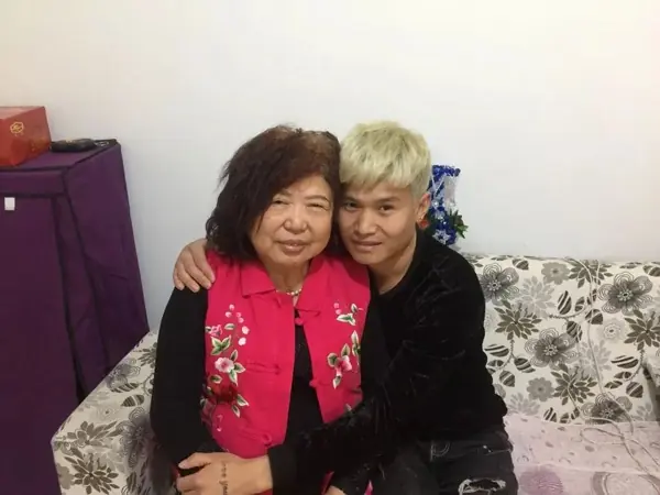 หนุ่มวัย 28 ปี แต่งงานกับภรรยาวัยเกือบ 70 ปี ชีวิตปัจจุบันทำให้หลายคนประหลาดใจ