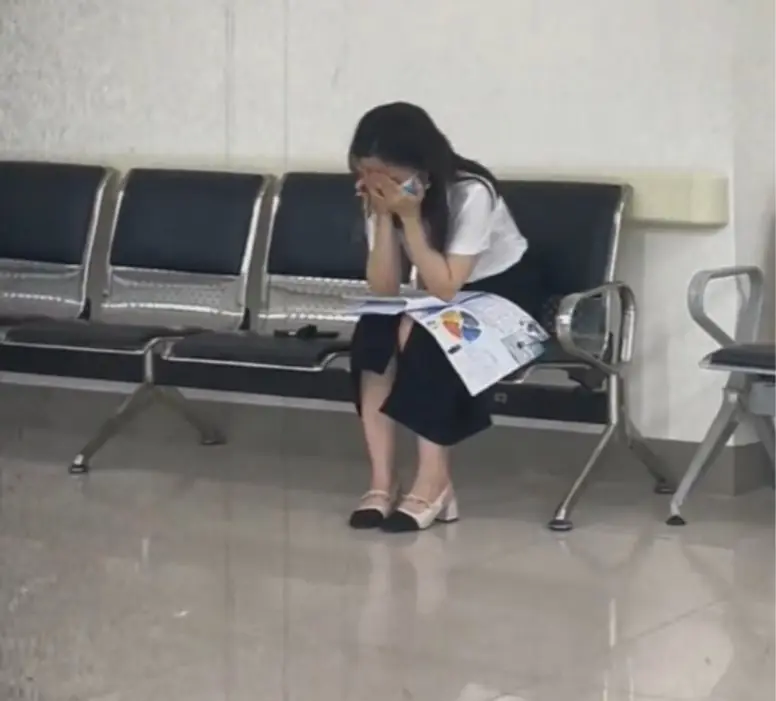 ช่วงเวลาที่หญิงสาววัย 23 ปีที่ป่วยเป็น ม.ะเ.ร็.ง.เม็.ดเ.ลือ.ด.ข.าว นั่งร้องไห้ที่ทางเดินในโรงพย