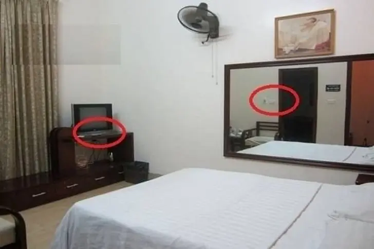 วิธีตรวจจับ “กล้องแอบถ่าย” ที่ซ่อนอยู่ในห้องพักโรงแรม เคล็ดลับง่าย ๆ และได้ผล
