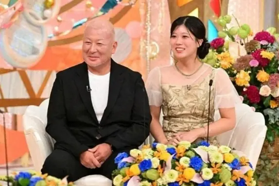 จากลุงเป็นสามี! ชายวัย 53 เผยชีวิตรัก แต่งงานกับลูกสาวเพื่อนสนิท จุดเริ่มต้นจาก "หนังรอบเดี