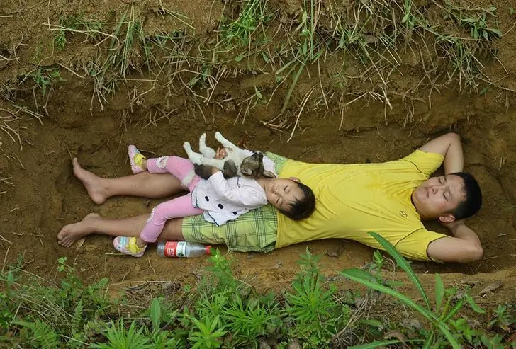 พ่อพาลูกสาวป่วยหนัก "นอนในหลุม" ซ้อมให้คุ้นเคยกับความตาย เปิดชีวิตหลังผ่านไป 8 ปี