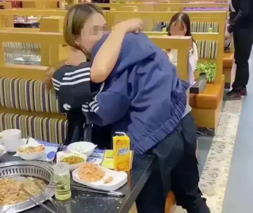 สาวแอบตกใจ จู่ๆ ด.ช.แปลกหน้า เดินมา "ขอกอด" ฟังเหตุผลประโยคเดียว คว้ามากอดแน่น!