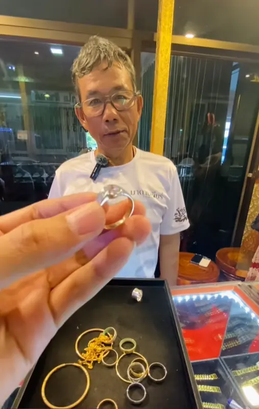 คุณลุงเก็บขยะตามชายหาด ใครจะรู้เจอสมบัติของจริง สุดดีใจ แค่ชิ้นนี้ก็ได้เป็นแสน