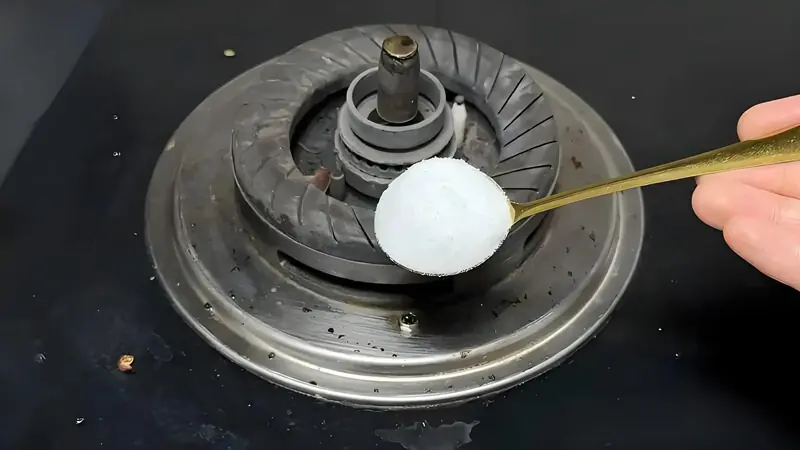 ทำไมจึงควรโรยเกลือบนเตาแก๊ส?