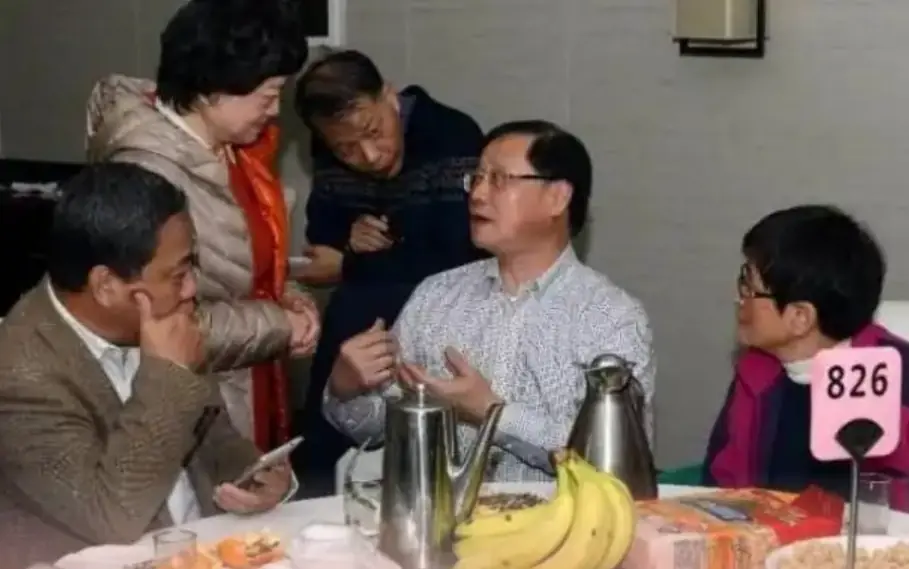 ไปงานเลี้ยงรุ่น หัวหน้าชั้นขอยืมเงินกว่า 700 ล้าน มีแค่คนเดียวที่ตกลง อีกหลายคนรีบกลับบ้าน