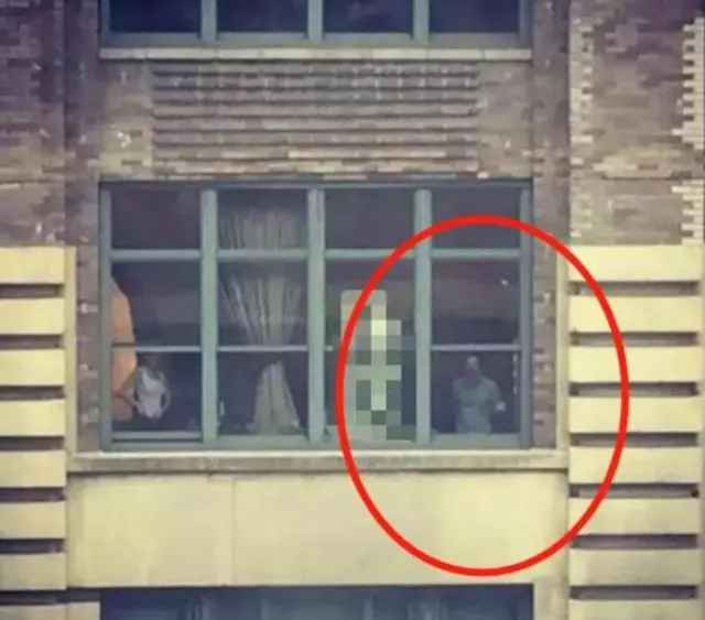 เด็กชายพูดซ้ำ ๆ ว่ามีคนมองอยู่ที่หน้าต่าง... จนวันที่แม่รู้ความจริง – เธอถึงกับทรุดร้องไห้