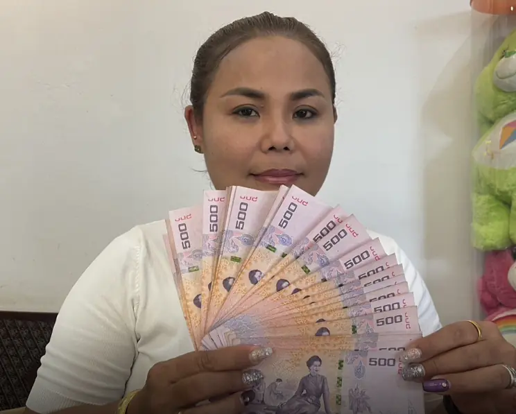 สาวสุราษฏร์โชว์ธนบัตร "พระพันปีหลวง" ที่เก็บสะสมไว้กว่า 30 ฉบับ