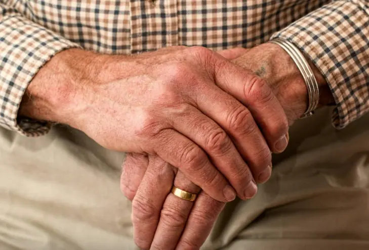 หมอเผยที่มา "กลิ่นแก่" จะเริ่มมีตอนอายุเท่าไหร่? แนะเครื่องดื่มช่วยลดกลิ่นแก่ได้