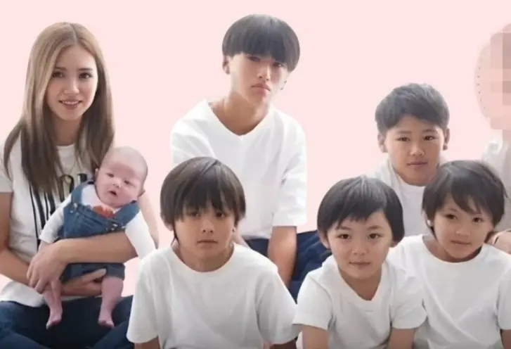 ตั้งวงไอดอลได้เลย! คุณแม่วัย 34 กับลูกชายสุดหล่อ 6 คน มีอึ้งเมื่อรู้ค่าใช้จ่ายต่อเดือน