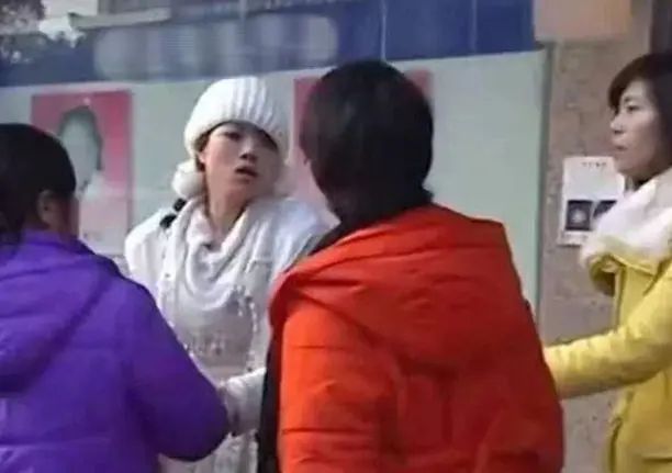 สะเทือนใจ! นศ.สาวยืนยัน “เกิดในบ้านรวย” บังคับพ่อแม่ยากจนตรวจ DNA ก่อนเจอความจริงสุดขม