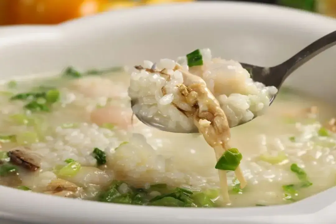 3 เหตุผลที่คุณควรหยุดนิสัย “กินข้าวราดน้ำแกง” ทันที เพื่อปกป้องระ.บบ.ย่อยอาหารของคุณ