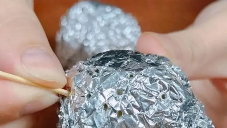 แค่หย่อนลูกบอลเงินลงในชักโครก ผลลัพธ์ที่ได้เกินคาด!