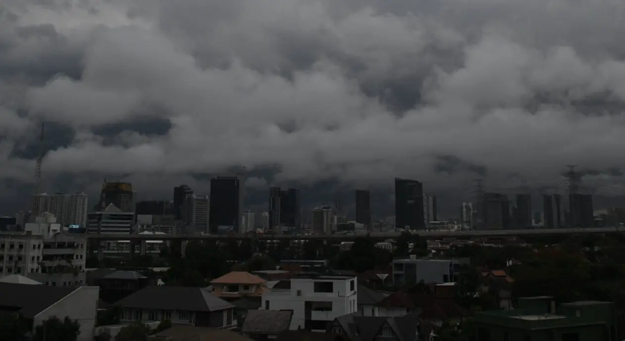 สภาพอากาศพรุ่งนี้ เตือนโดนฝนถล่มแน่ 47 จังหวัด กทม.ไม่รอด ภาคเหนือเจออากาศเย็น