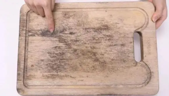 3 ขั้นตอนง่าย ๆ ช่วยให้คุณทำความสะอาดเขียงไม้ให้สะอาดเงางามเหมือนใหม่