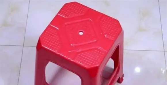 เก้าอี้พลาสติกมีรูตรงกลาง เอาไว้เสียบไม้ได้ด้วย! ไม่อยากเชื่อเลยว่ามันจะมีประโยชน์ขนาดน