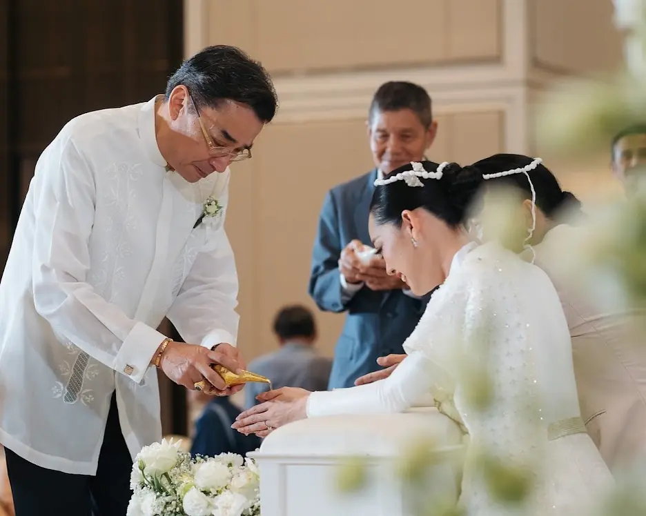 นางเอก "มิลค์ สุรีมาศ" เข้าพิธีแต่งงาน ภาพอบอุ่น "คุณพ่อนีโน่ เมทนี" ยินดีกับลูกสาว