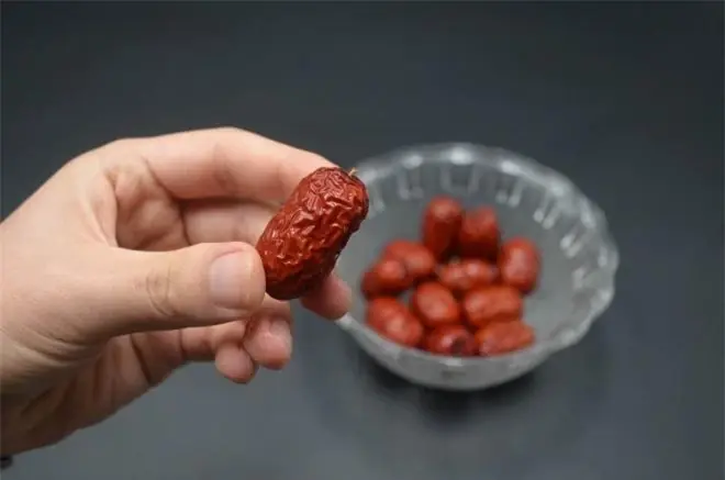 แอปเปิ้ลแดงสกปรกกว่าที่คุณคิด! ล้างน้ำธรรมดาไม่ออกนะ มาดูทริคล้างแอปเปิ้ลให้สะอาดจนสิ่ง