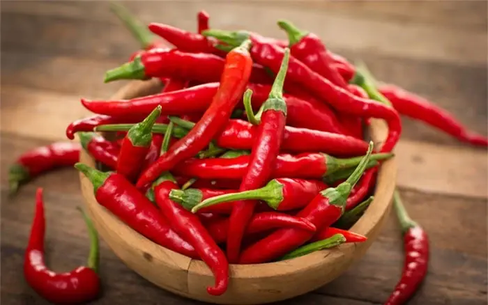 เคล็ดลับเก็บพริกสดในตู้เย็น! ผ่านไปครึ่งปี เปิดมาอีกทียังสดเหมือนเพิ่งเด็ดจากต้น!