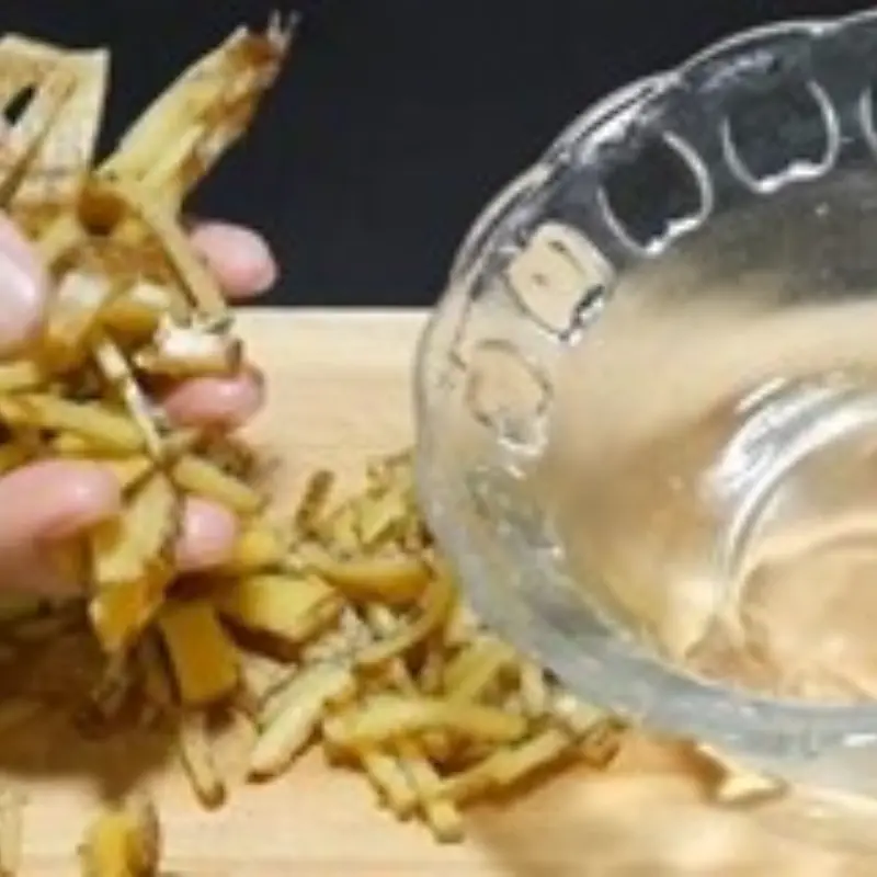 เคล็ดลับง่าย ๆ ใช้ “เปลือกกล้วย” ไล่แมลงสาบได้จริง! แค่ผสมส่วนนี้ วางไว้มุมบ้าน คืนเดียวแม