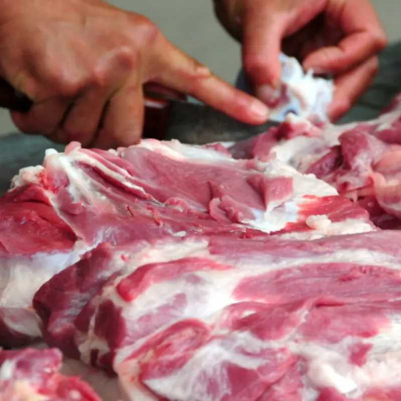 เผยเคล็ดลับจากคนขายหมูมือเก๋า! เนื้อหมูสีไหน “สดจริง” สีเข้มหรือสีอ่อน แบบไหนปลอดภัยกว่า