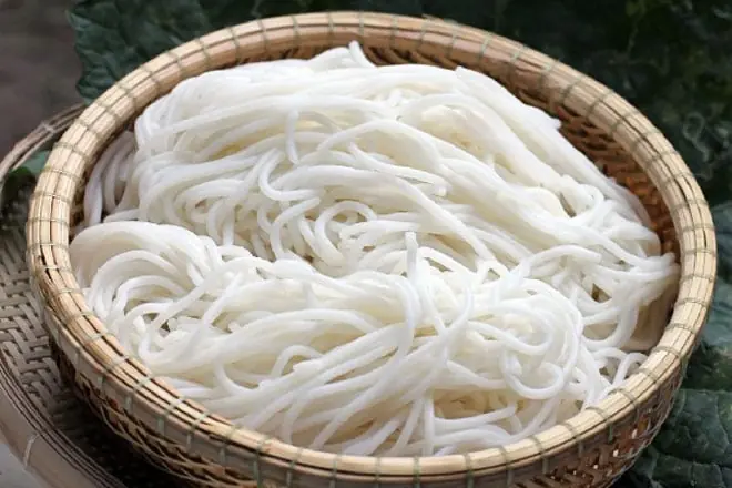 แช่เส้นขนมจีนลงในถ้วยน้ำปลา หลังจากผ่านไป 2 นาที จะรู้ได้ทันทีว่าเส้นขนมจีนสะอาดหรือมีส่