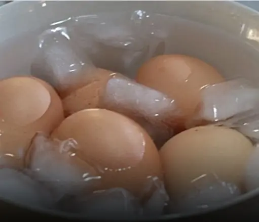 เปิดสูตรลับต้มไข่ เชฟดังใช้ "น้ำศักดิ์สิทธิ์" ที่ทุกบ้านมี ปอกเปลือกง่ายได้ไข่สวยเนียน!