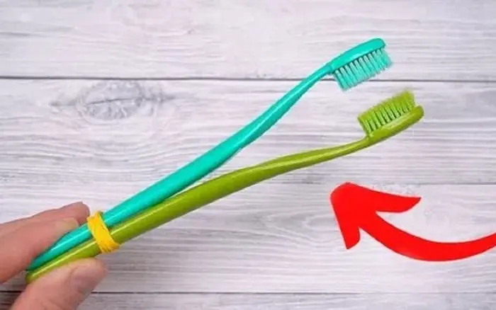 แปรงสีฟันเก่าอย่าเพิ่งทิ้ง นำมามัดติดกัน 2 อัน แก้ปัญหาจุกจิกในบ้านได้เพียบ
