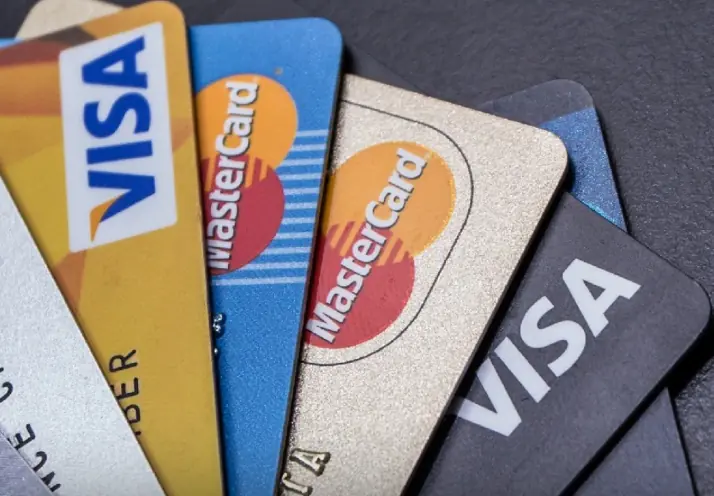 เคยสังเกตไหมว่า? บัตรเครดิตหรือบัตรเดบิตแทบทุกใบจะมีโลโก้ Visa (วีซา) หรือ Mastercard (มาสเตอร์การ์ด