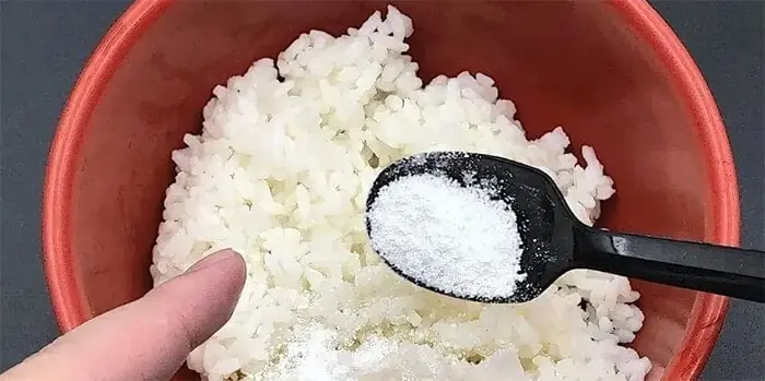 นำข้าวเย็นมาผสมกับผงซักฟอก แก้ปัญหาจุกจิกในบ้านได้เพียบ ประหยัดและไม่ต้องเสียเงินมาก