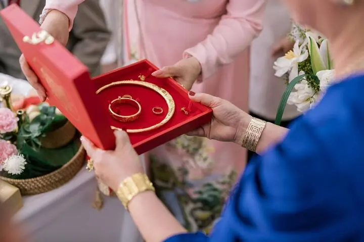 ครอบครัวผมมีฐานะดีแต่ผมยังขอทอง 2 ตำลึงเพื่อพิสูจน์ความจริงใจของเจ้าบ่าว